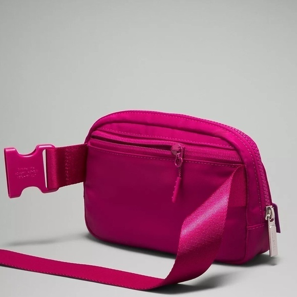 Lululemon Everywhere Belt Bag Wild Berry Magenta Crossbody EBB Bag Nwt - Picture 4 of 6